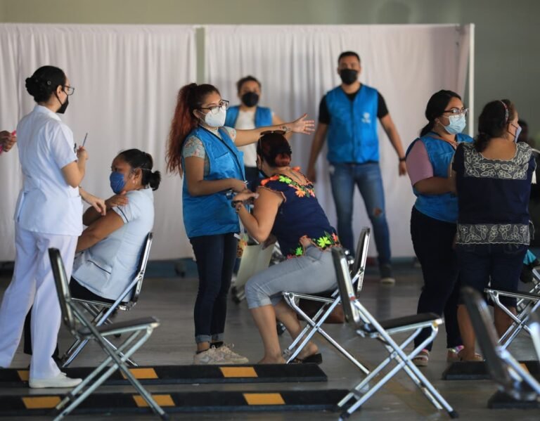 Alto interés en vacuna: Hoy finalizará la inmunización de los de 40-49 años
