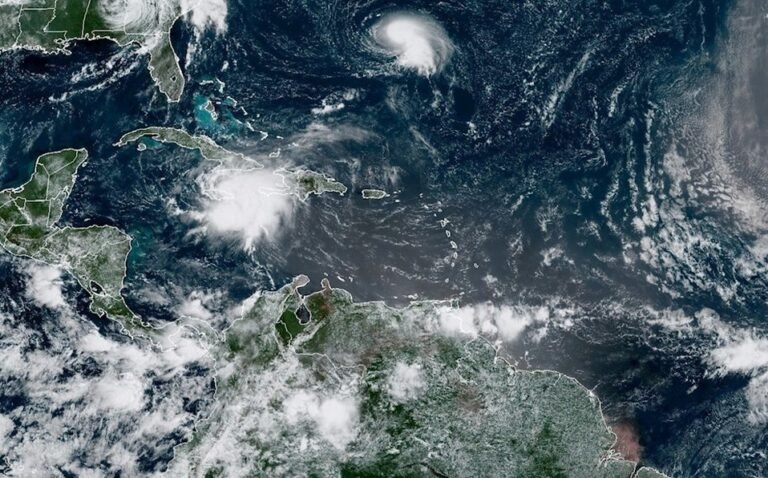‘Grace’ azota a Gran Caimán con vientos y fuertes lluvias; prevén que hoy pase a huracán