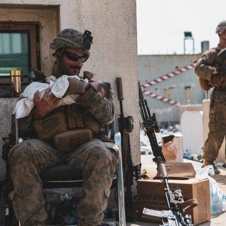 MARINE ESTADOUNIDENSE CONSUELA A BEBÉ DURANTE EVACUACIÓN Y SE VIRALIZA
