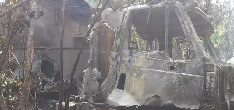 ARDE EN LLAMAS UN TRÁILER QUE CIRCULABA EN EL TRAMO SAN LUIS – POLYUC, EN FELIPE CARRILLO PUERTO