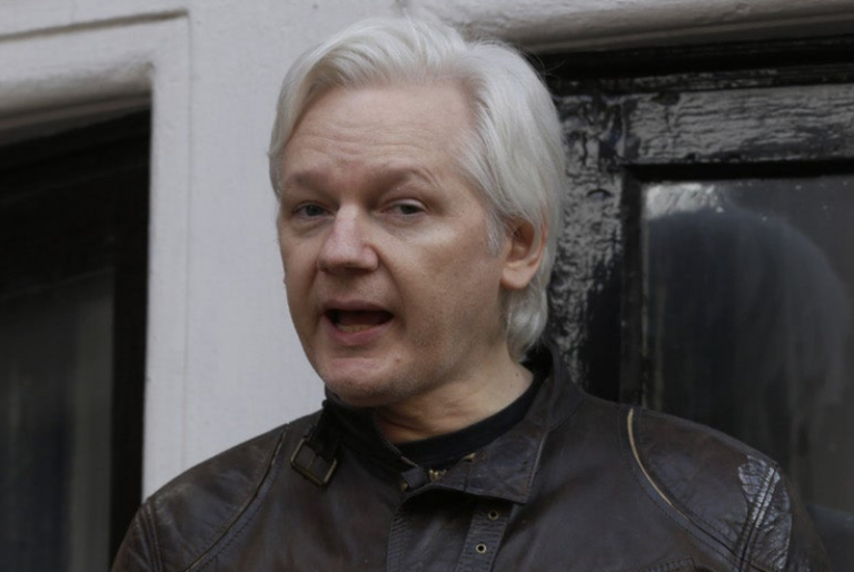 Tribunal avala extradición a EU de Julian Assange, fundador de WikiLeaks