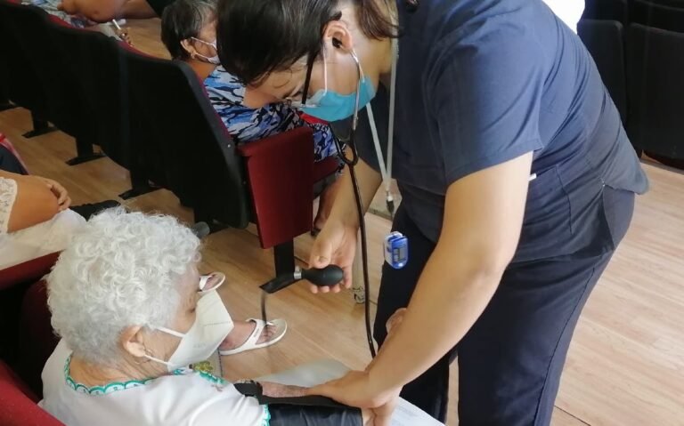 Vacunación para los mayores: cuándo y dónde aplicará la tercera dosis