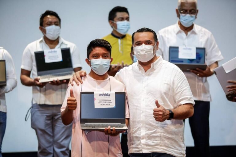 Renán Barrera dota de equipos de cómputo a las 47 comisarías de Mérida