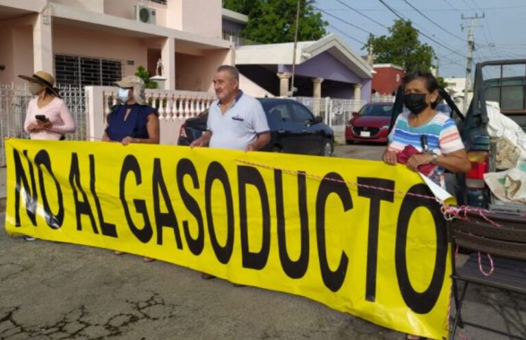 Vecinos bloquean calles de la colonia San Damián ante negativa de labores del gasoducto