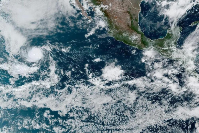 Huracán Darby alcanza categoría 3 en el Pacífico mexicano