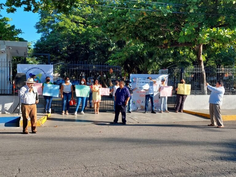 DOCENTES BLOQUEAN LA ENTRADA A LA SEGEY