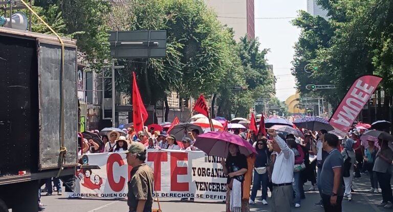 Trabajadores marchan unidos en el Zócalo para exigir salario digno y respeto a derechos laborales