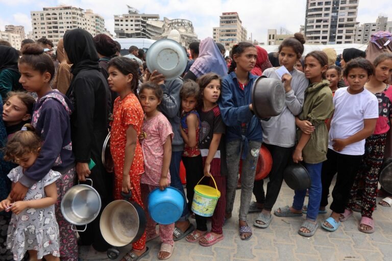 Llega ayuda humanitaria a cuentagotas a Gaza para una población en riesgo de hambruna
