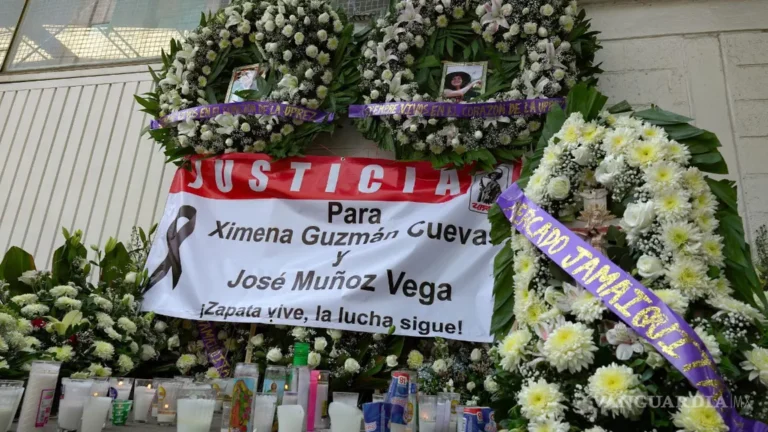 Familiares recuerdan a Ximena Guzmán y José Muñoz en funeraria blindada; piden justicia