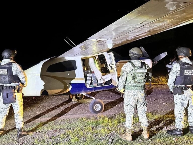 Intercepción aérea permite asegurar avioneta con cocaína en Tecomán; tres detenidos