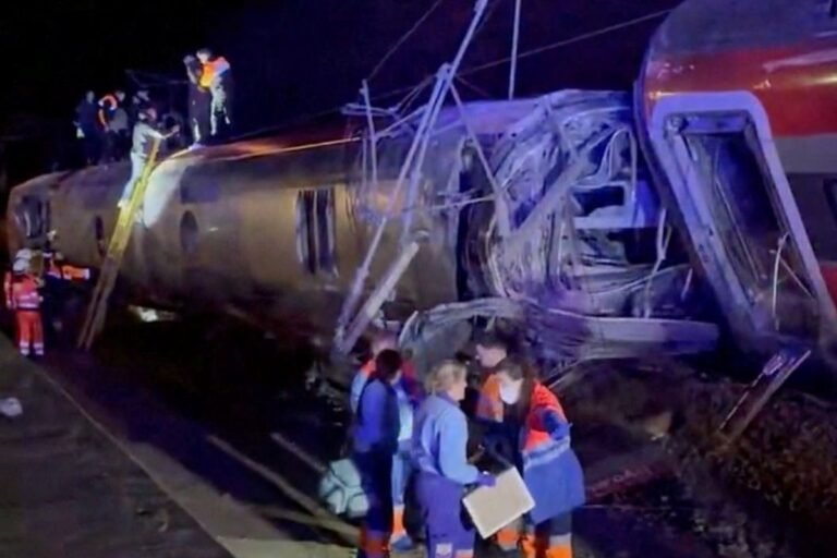 Ya son 21 los muertos por descarrilamiento de trenes en España
