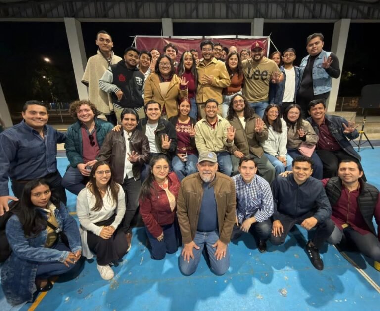 Activismo o espectáculo: cuestionan a Jóvenes de Morena en Yucatán por pintar bancas mientras crecen carencias en salud