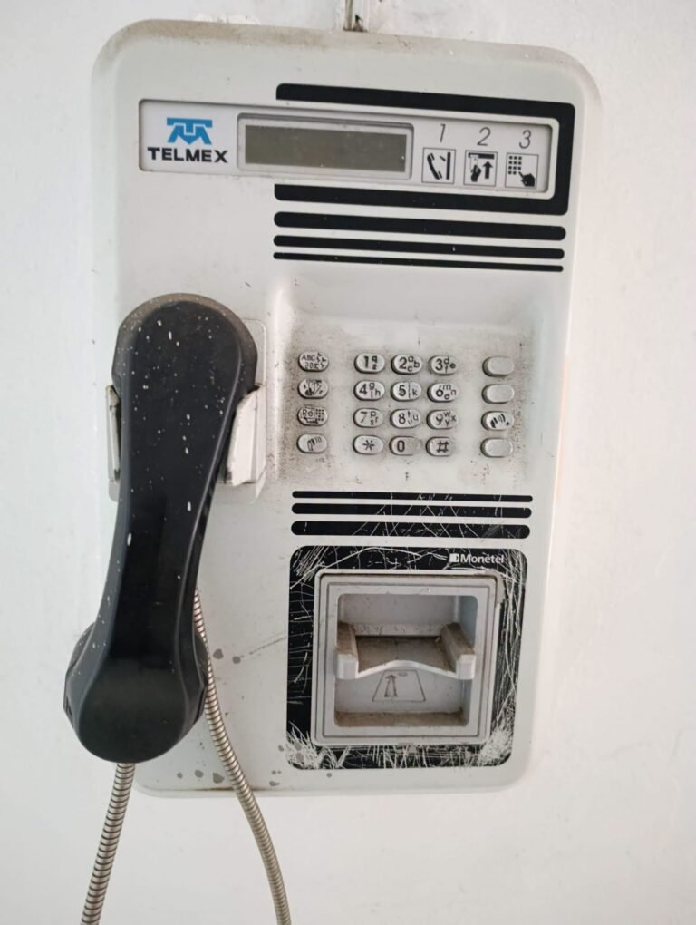 De indispensables a piezas de nostalgia: así desaparecieron los teléfonos públicos de Telmex