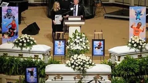 Con flores y ataúdes blancos, despiden a ocho niños asesinados en tragedia familiar en Luisiana