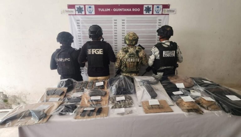 Abandonan camioneta con droga, cartuchos y equipo táctico en carretera de Quintana Roo