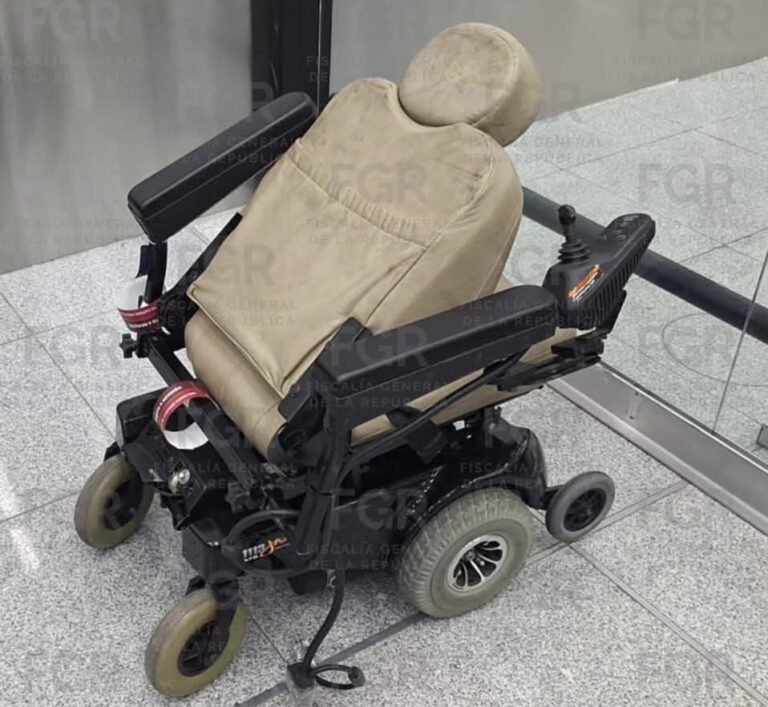 Detienen a hombre que ocultaba ocho kilos de cocaína en una silla de ruedas en el AICM
