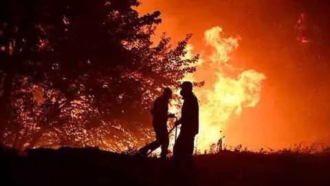 Europa enfrenta una ola de incendios forestales; miles de bomberos luchan contra el fuego en tres países